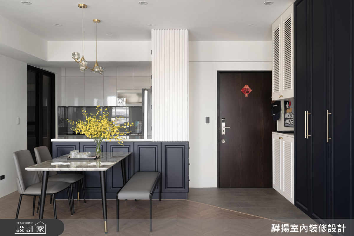 餐廚區延續奶油白和靛藍線板元素,搭配公領域的魚骨拼超耐磨地板,強化優雅異國感。
