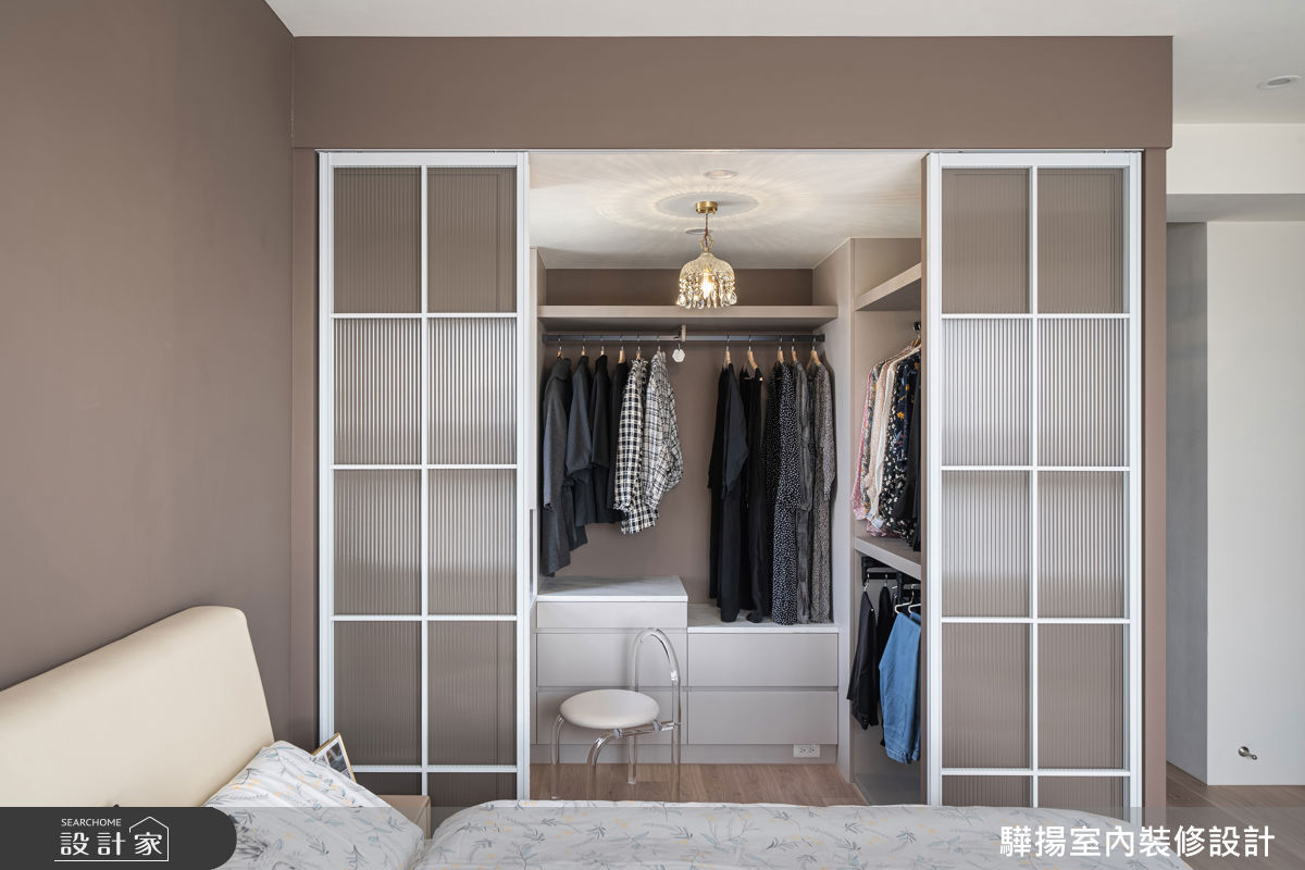 主臥更衣室運用輕透的長虹玻璃拉門取代實牆,成功將光線引入室內,並兼顧更衣時的隱私。