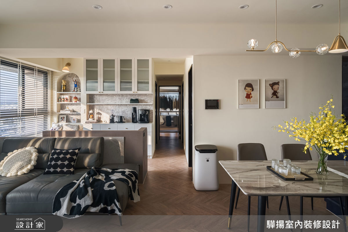 客廳、書房及餐廚採取開放式格局設計,並將走道和機能區緊密連結,既創造視覺延伸,也促進了家人間的互動。