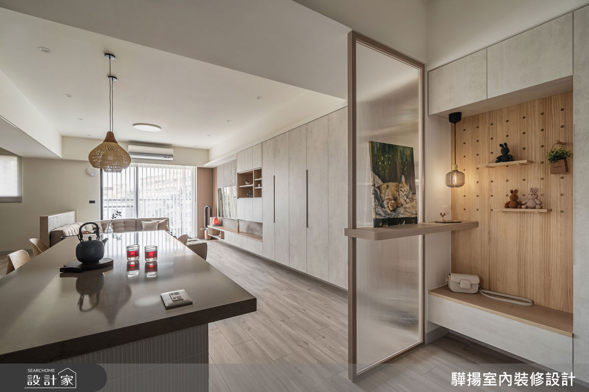 玄關配置長虹玻璃屏風,搭配洞洞板、穿鞋椅與木作層板,兼具隱私、機能與美觀。