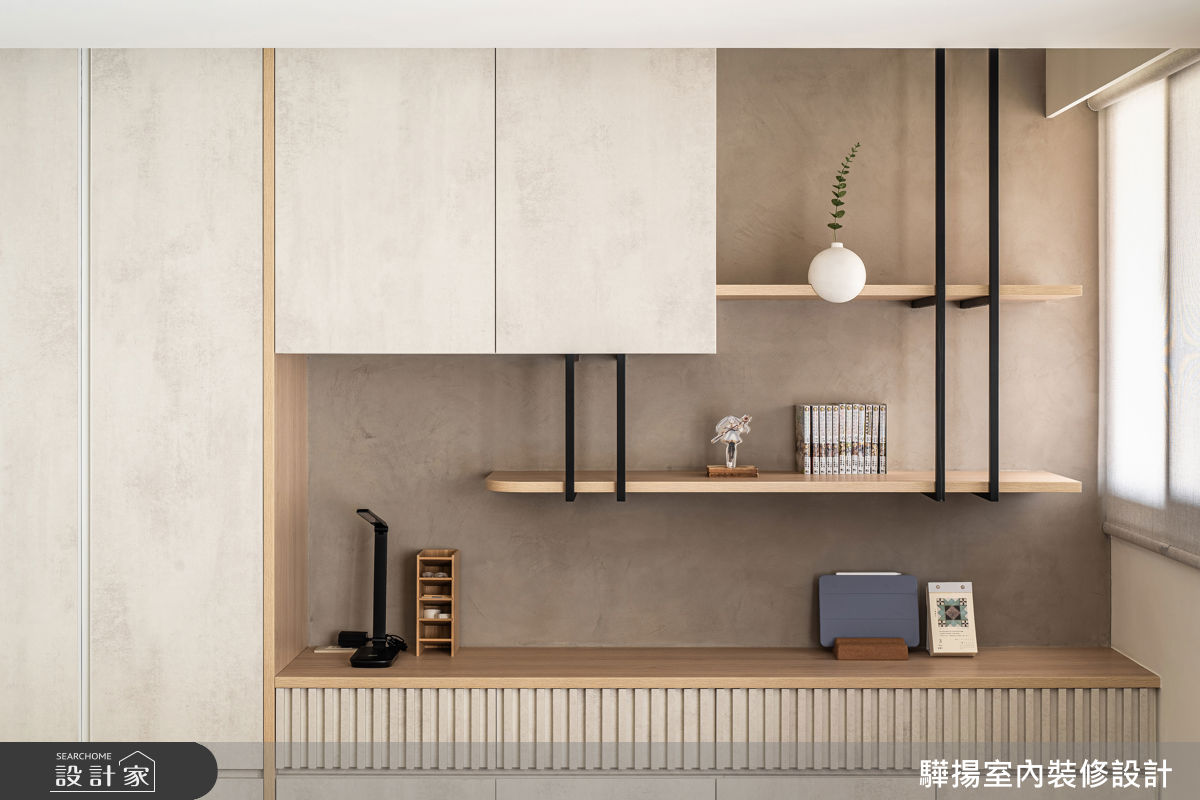 開放式書房延續奶茶色調,結合藝術塗料質感及黑色鐵件,形成冷暖對比的工作空間。