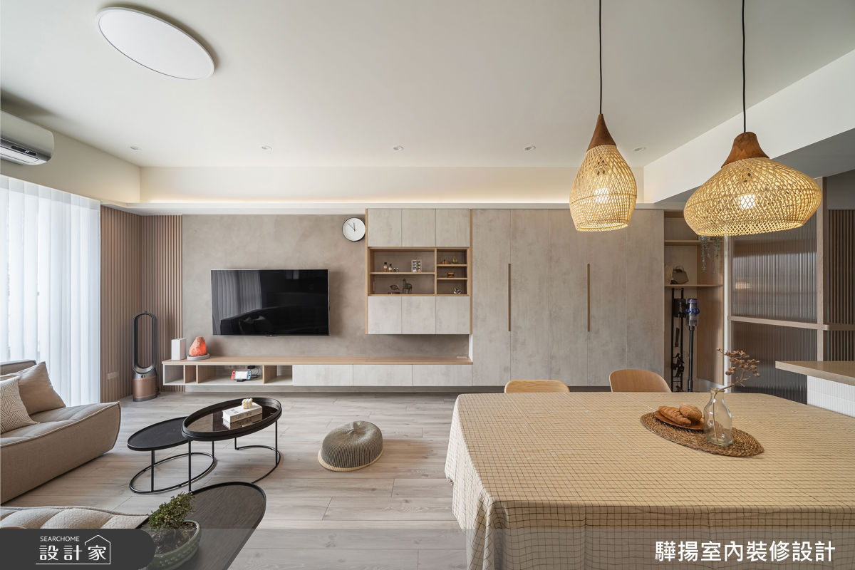客廳主牆選用淺灰藝術塗料,搭配木紋線條,以中性色調呈現日系北歐風。
