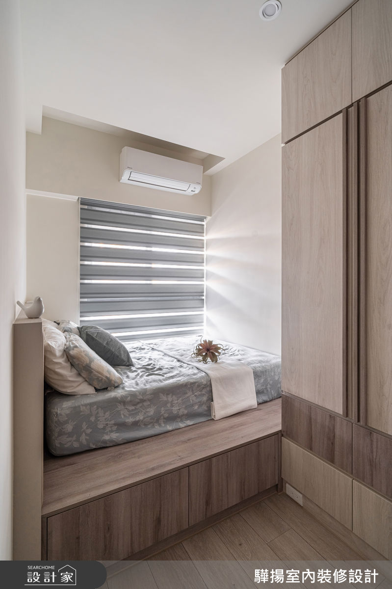 次臥採用架高設計，規劃收納臥榻，搭配木紋衣櫃，打造高機能空間。