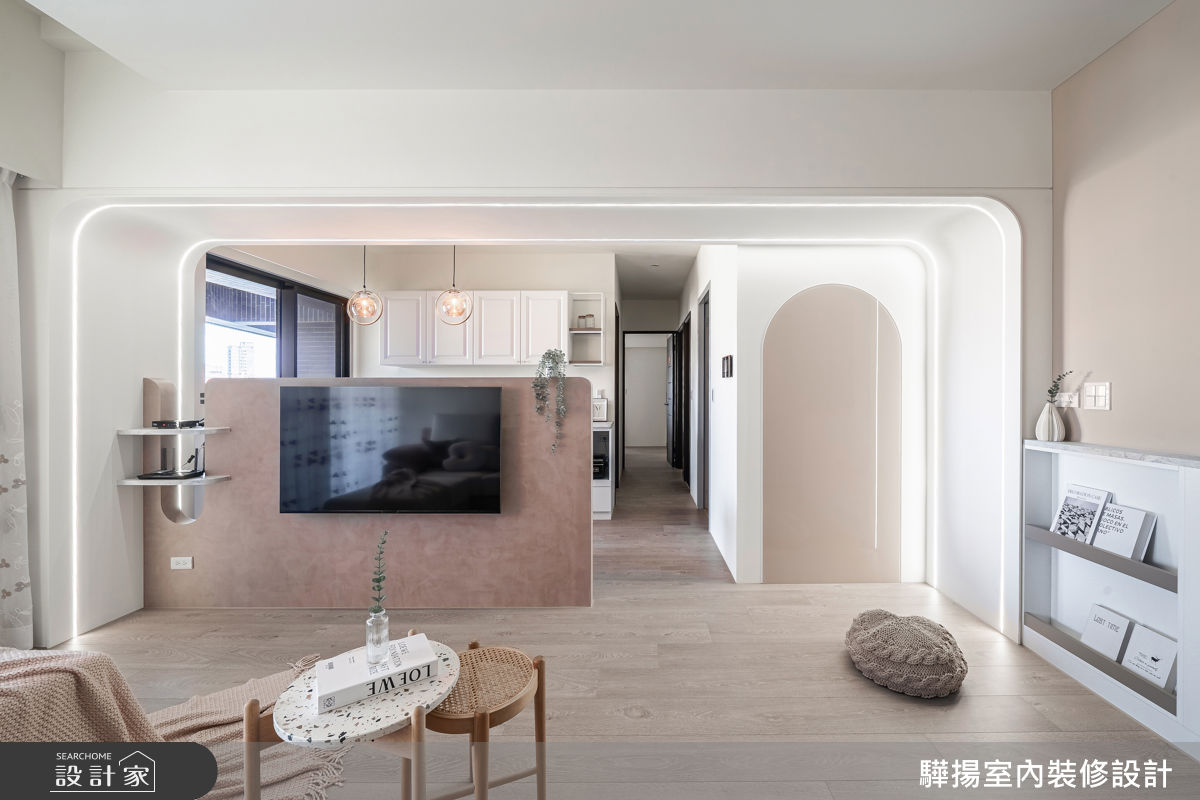 客廳樑柱運用線燈及圓弧造型修飾，降低壓迫感，形成柔和框景。