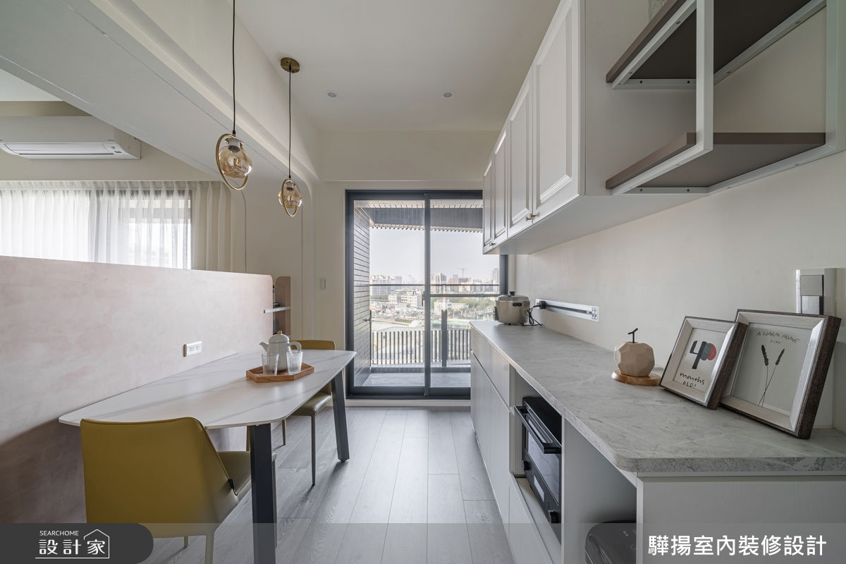 餐廳區增設輕巧茶水吧，解決電器收納不足的問題，並提供輕食調理的專屬空間。