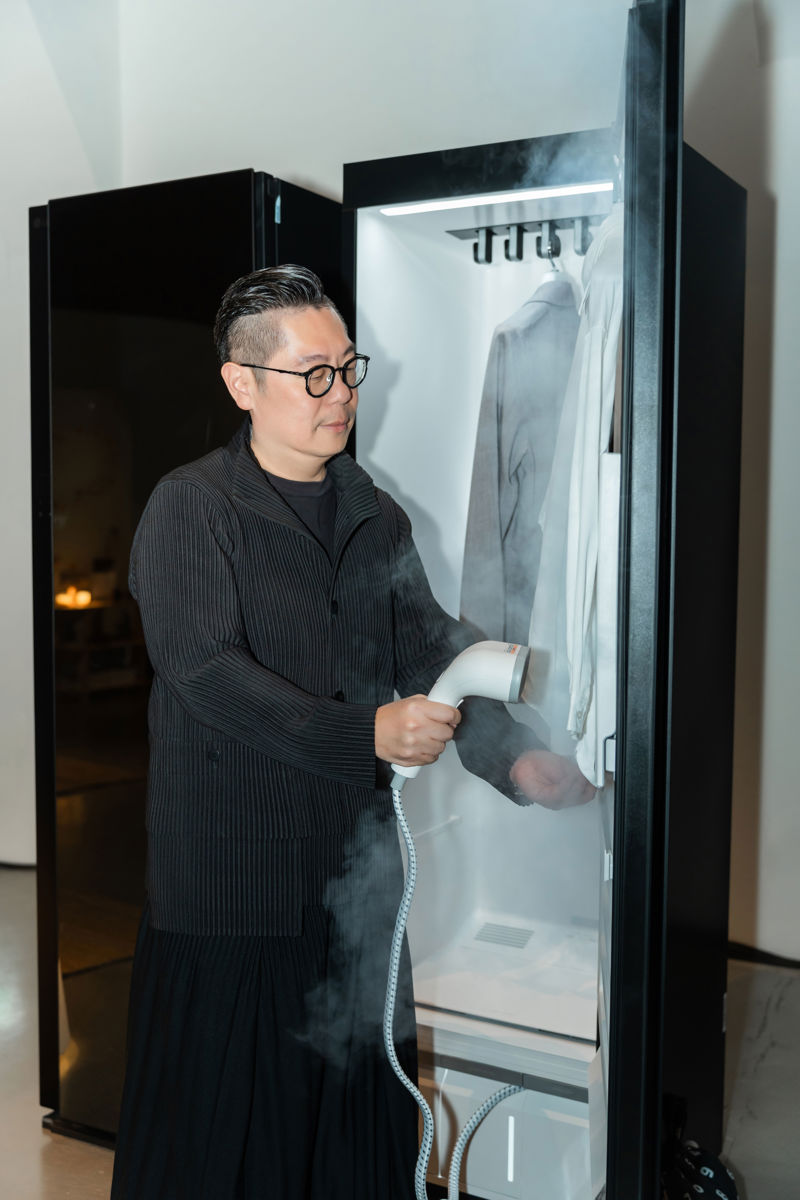 LG Styler®蒸氣電子衣櫥內建高壓蒸氣掛燙機,可調式三段高壓蒸氣可迅速恢復衣物平整,滿足現代人對衣物保養與個人形象管理的重視及需求。