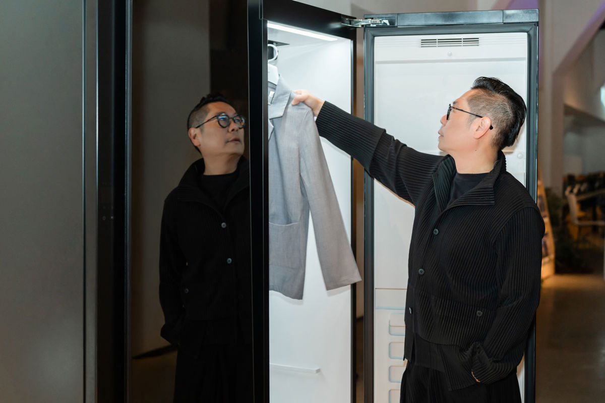 LG Styler®蒸氣電子衣櫥第二代,解決穿過衣服配件的細菌、異味、皺褶及潮溼等問題,讓你輕鬆維持乾淨整齊的外在儀容,也減少送洗的頻率。