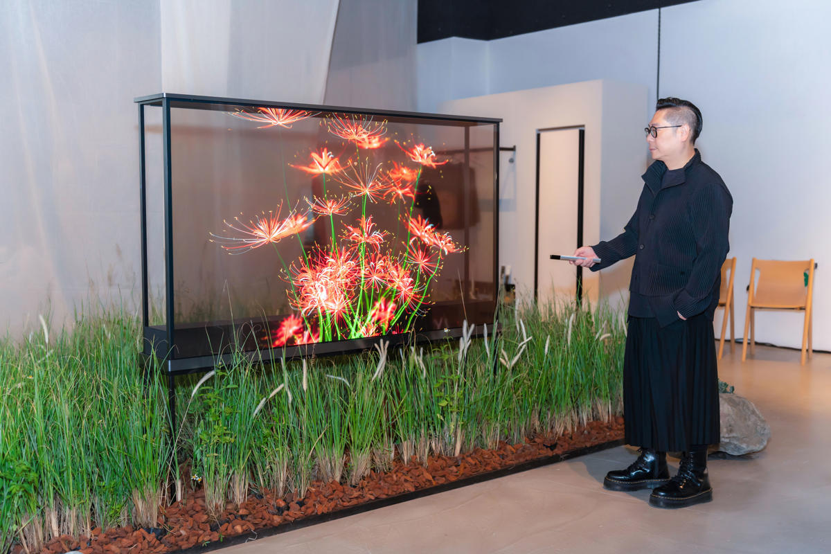 袁總監認為 LG OLED T 透明智慧顯示器,讓螢幕可以完美融入窗景或開放式空間,使居家設計有更多可能。