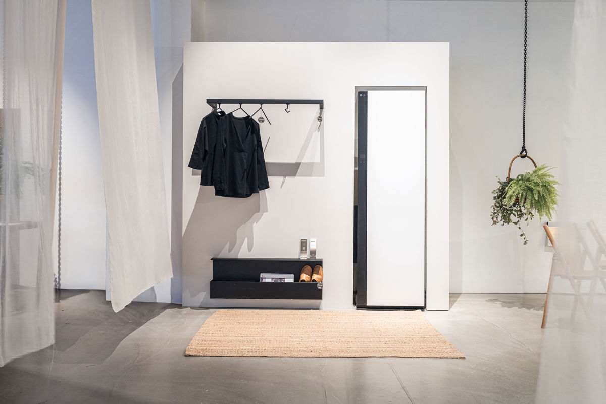 高端科技產品如 LG Styler®蒸氣電子衣櫥(雪霧白)與設計家具結合,在袁總監眼中它們不再只是功能設備,而是生活風格的延伸。