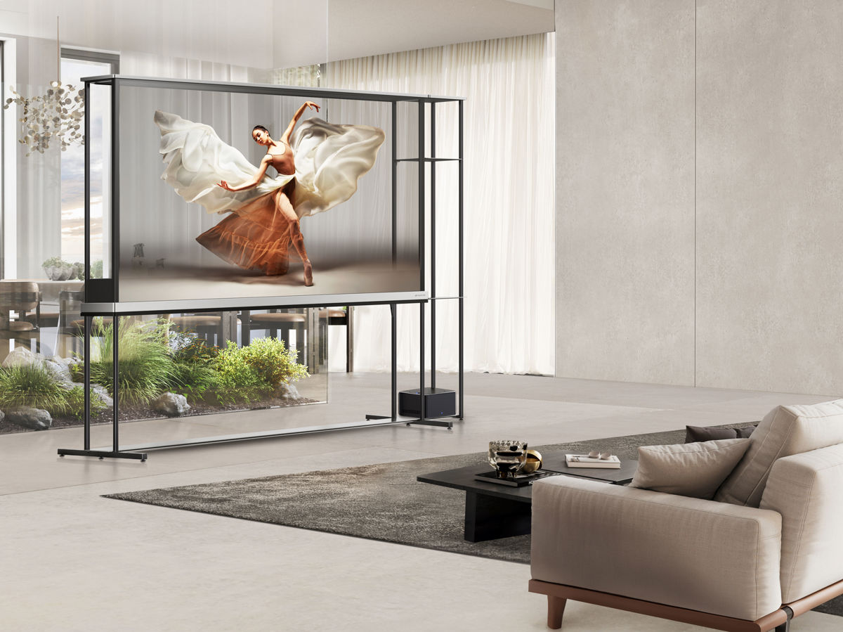 LG SIGNATURE OLED T 透明真無線 AI 4K 智慧顯示器,畫面完美融合空間背景,實現極致的科技與美學創新。