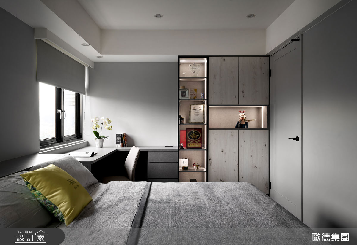 男主人房配置L型書桌與開放式汙衣櫃，實用又不壓迫。