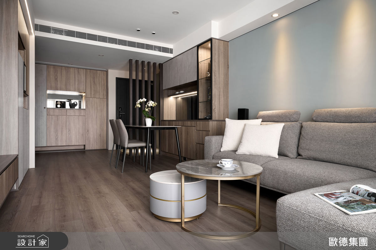 B戶則以木質侘寂風為主調，重視材質肌理與自然光影。整體空間透過異材質交織與光線導引，演繹出「靜中有暖」的居住哲學。