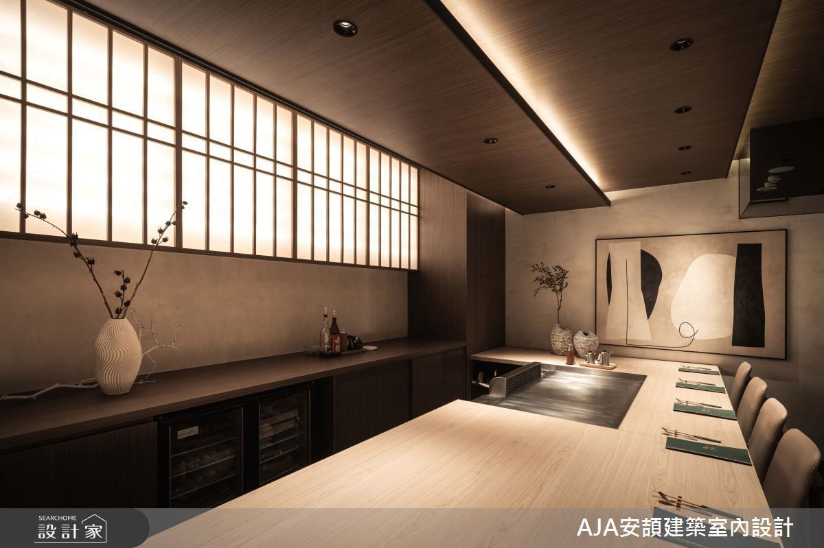 阪前鐵板燒以「料理舞台」為核心,透過座位尺度、燈光與線條營造低調卻有層次的氛圍,弱化Logo呈現,以尊榮感與體驗彰顯品牌價值。