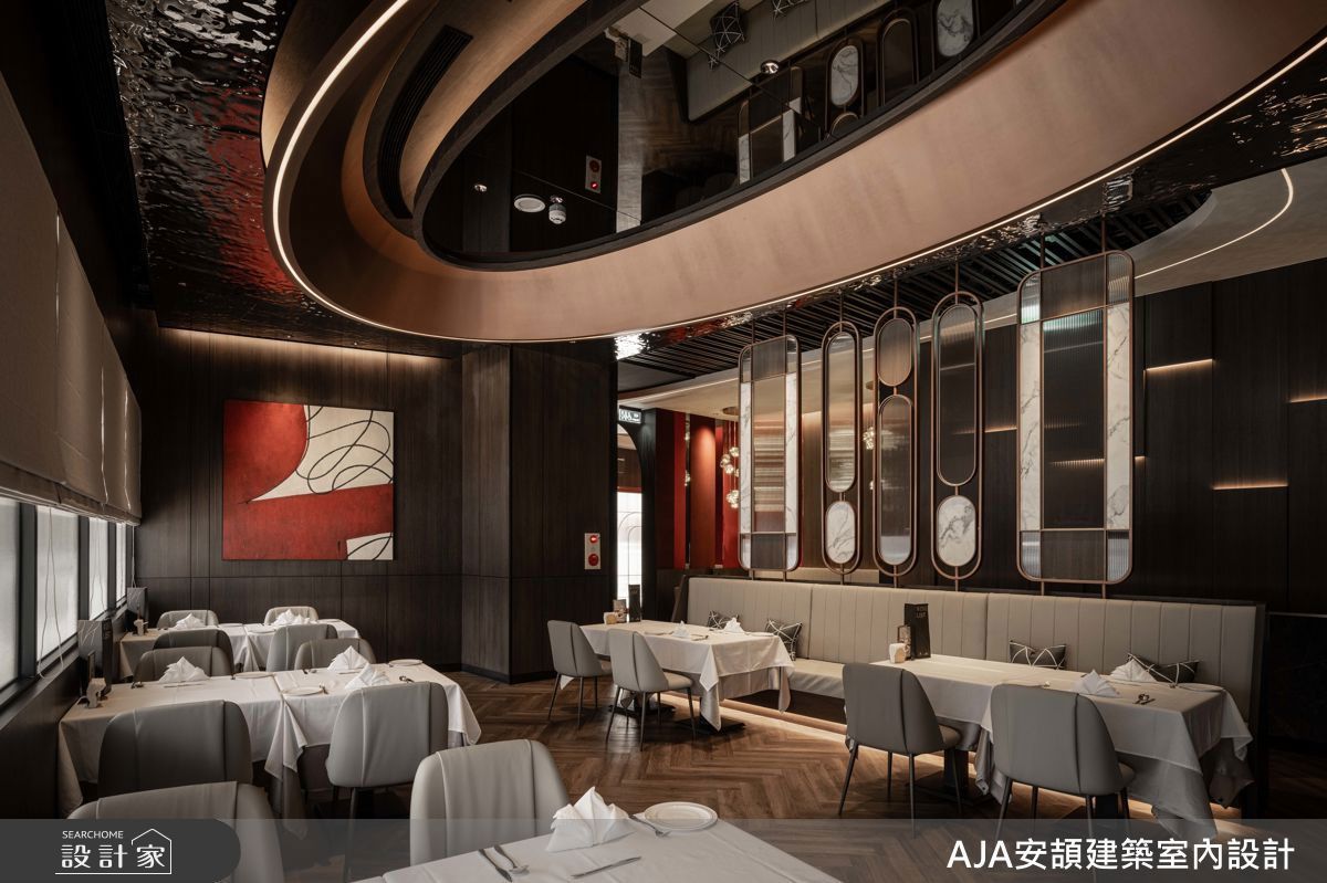 高雄王品將海港意象融入空間,透過材質與造型抽象轉譯,營造品牌氛圍又不流於表面。