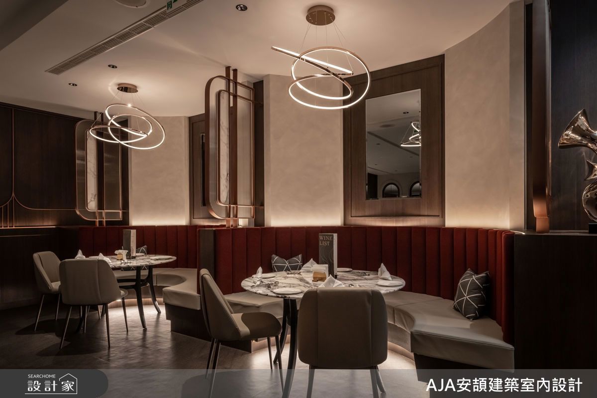 王品牛排將紅玫瑰元素融入設計,透過線條與色彩隱喻營造溫潤氛圍,展現情感包覆的用餐體驗。