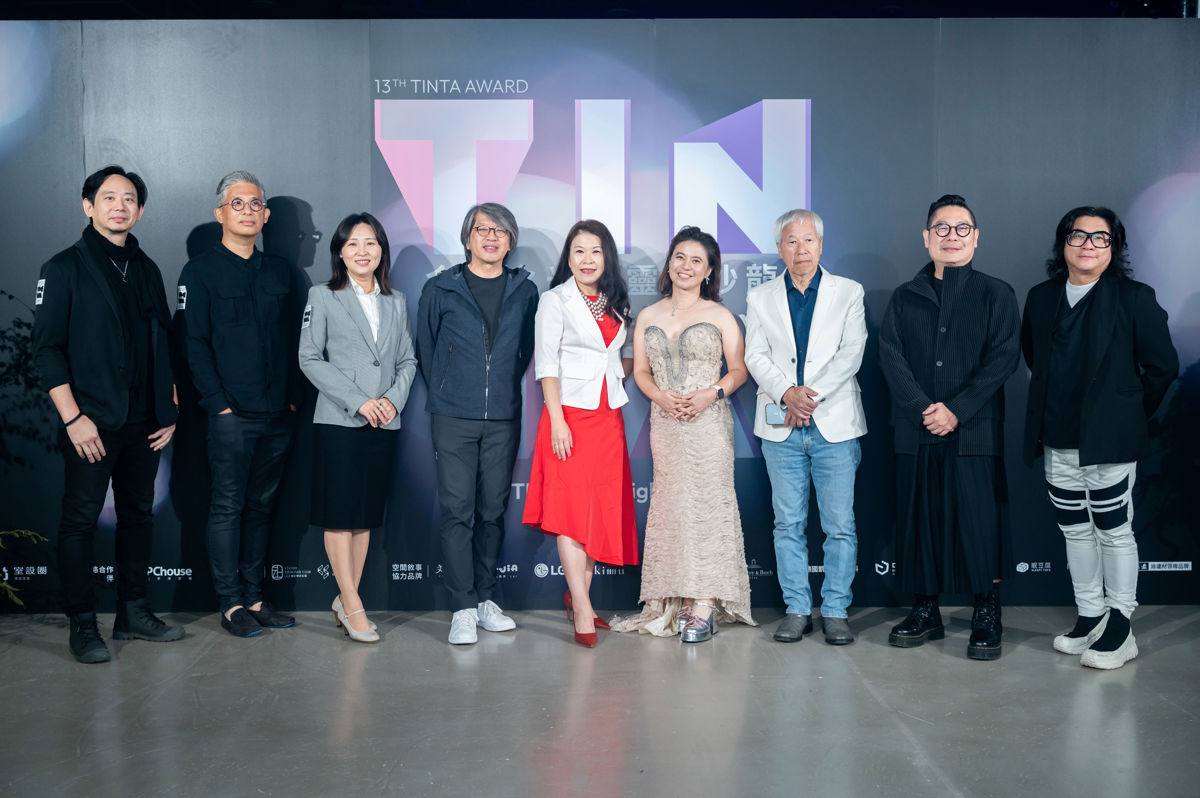 特別邀請本屆6位評審團代表出席:(左2)水相設計創辦人李智翔、(左3) 中原大學室內設計系系主任謝淳鈺、(左4)國立陽明交通大學建築研究所龔書章教授、(中)金邸獎聯合發起人暨《i室設圈│漂亮家居》總編輯張麗寶、(右1)PAL Design Group設計董事何宗憲、(右2)TnAID理事長袁世賢、並感謝(左1)IDAA 台灣空間美學創作交流協會理事長呂宗儒蒞臨現場給予年輕設計師鼓勵。