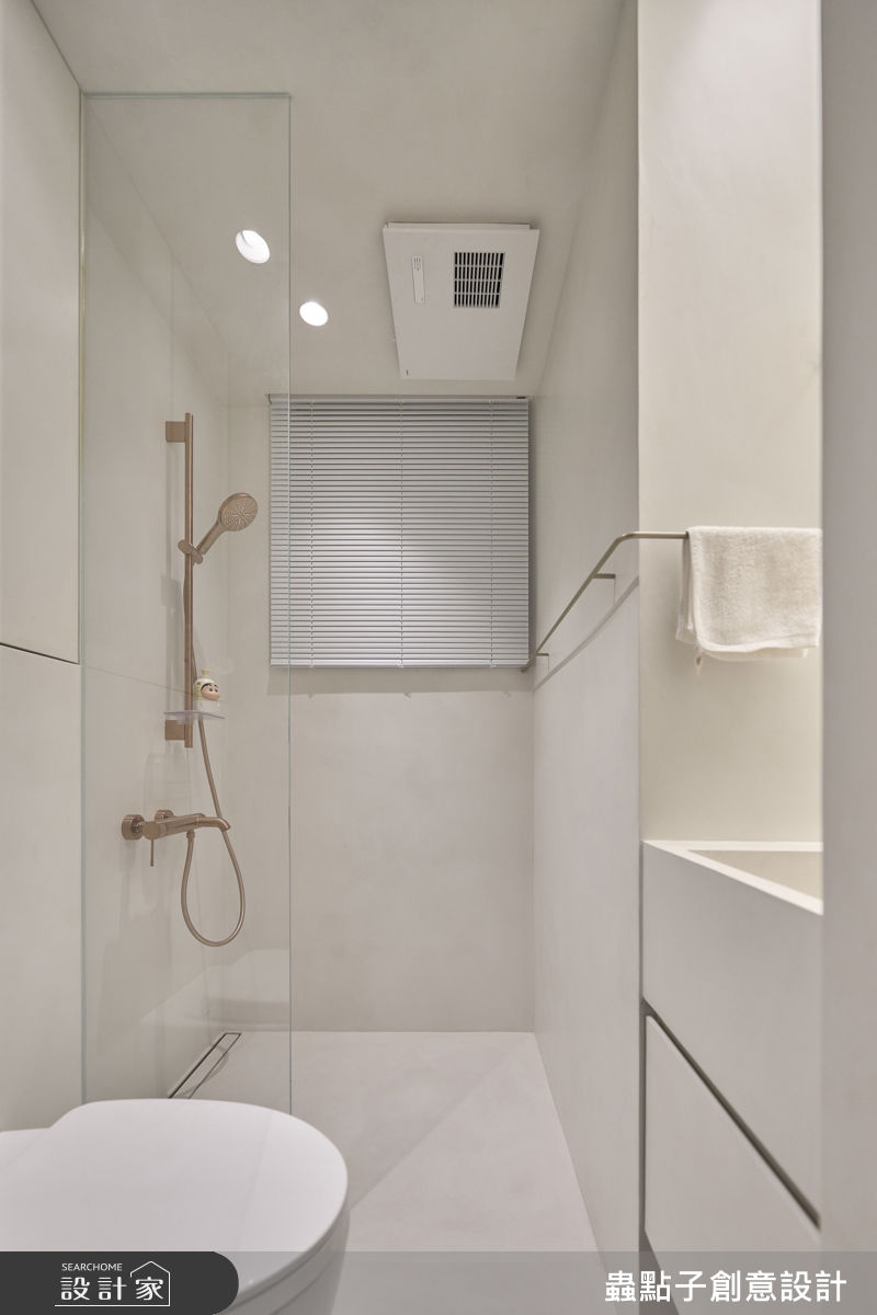 將退縮調整的衛浴空間極致利用,透過訂製鐵件水槽與壁掛馬桶,小空間保有完整機能。