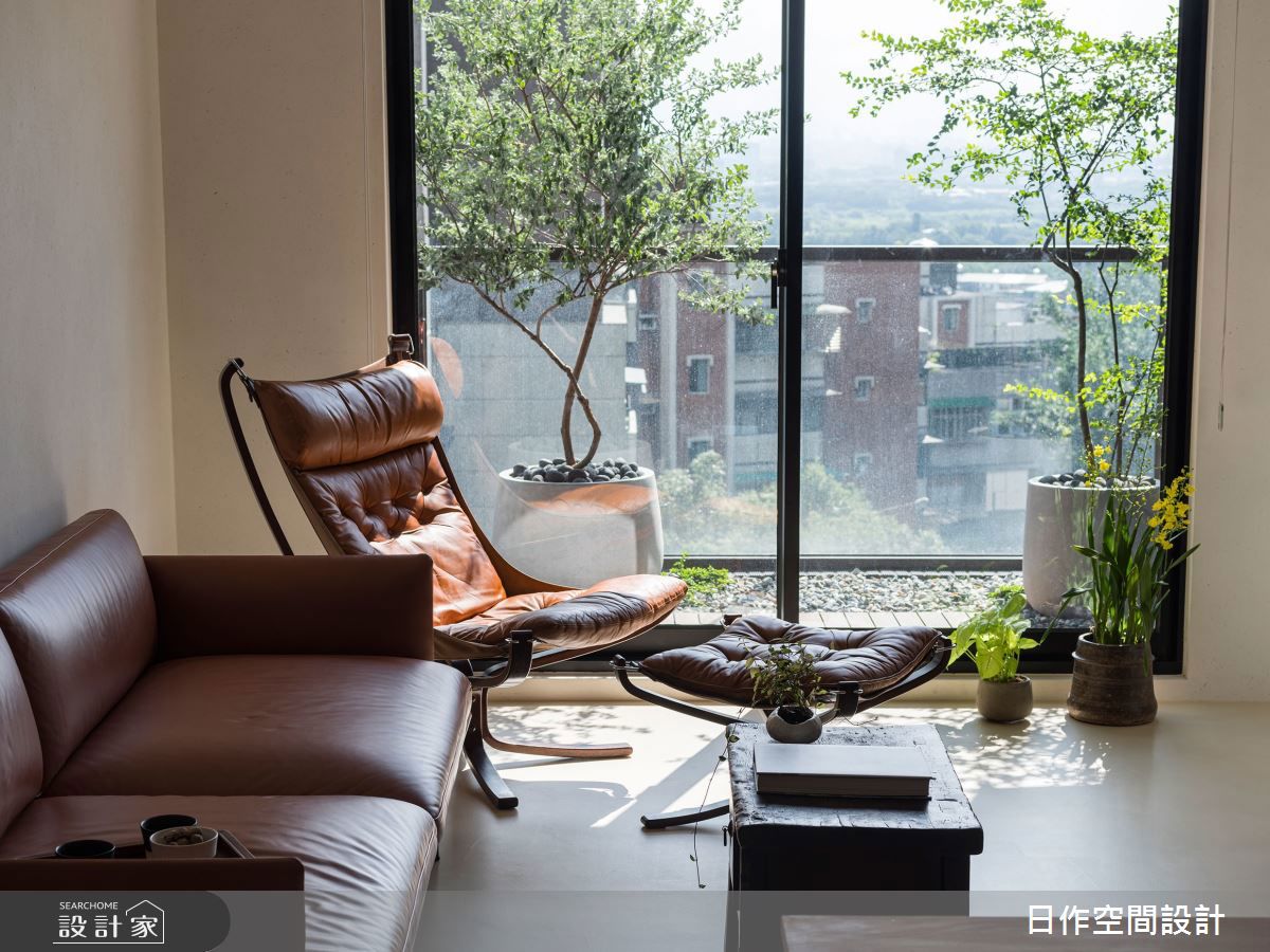 挪威VATNE MØBEL經典代表作Falcon Chair 獵鷹椅具標誌性的特色是懸掛式設計,提供非常深沉、放鬆且搖籃般的舒適體驗,椅身低矮適合休憩。