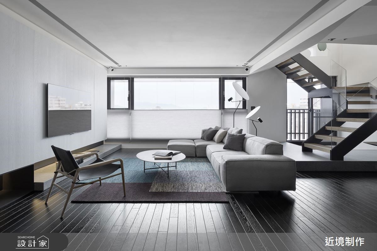 年輕的丹麥品牌 OX DENMARQ裡,經典作品Rama Chair 如同吊床般,當使用者坐下時,皮革會稍微下沉,提供一種柔軟且富有韌性的包裹感。