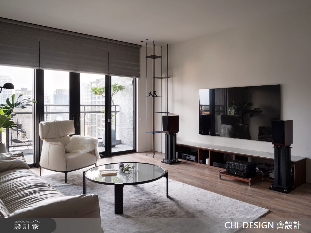 「國王椅」的Archibald King Armchair高聳的靠背和寬大的環抱造型,提供了極佳的頭部和身體支撐,坐感飽滿且具有深度。