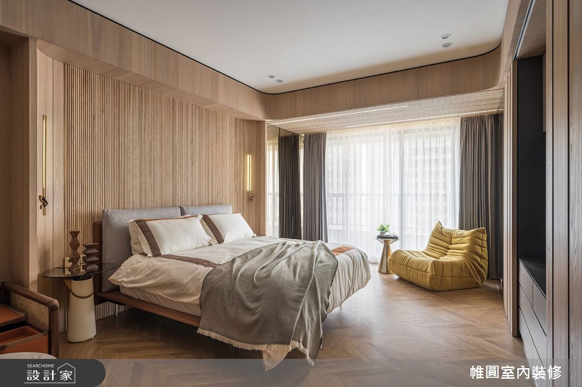 Togo 是世界上第一張全泡棉結構的沙發設計,不依賴任何金屬或木造結構支撐,而是完全由多種不同密度的聚醚泡沫(泡棉)組成。泡棉結構結合了 3 種不同密度的材質,提供了柔軟、舒適且有足夠支撐力的坐感。