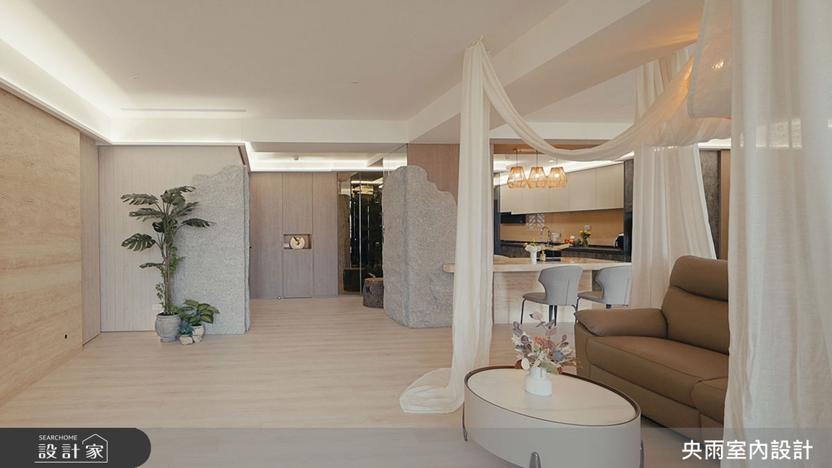 設計師運用許多仿真植栽、天然石材點綴整體空間,打造南洋度假氛圍。