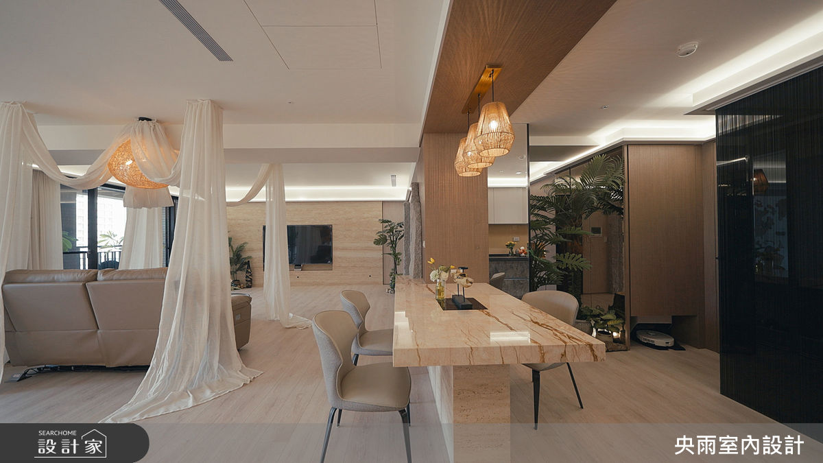 客廳與餐廳採開放式設計,搭配溫潤的木質色調,形塑全室溫暖大器的視覺效果。