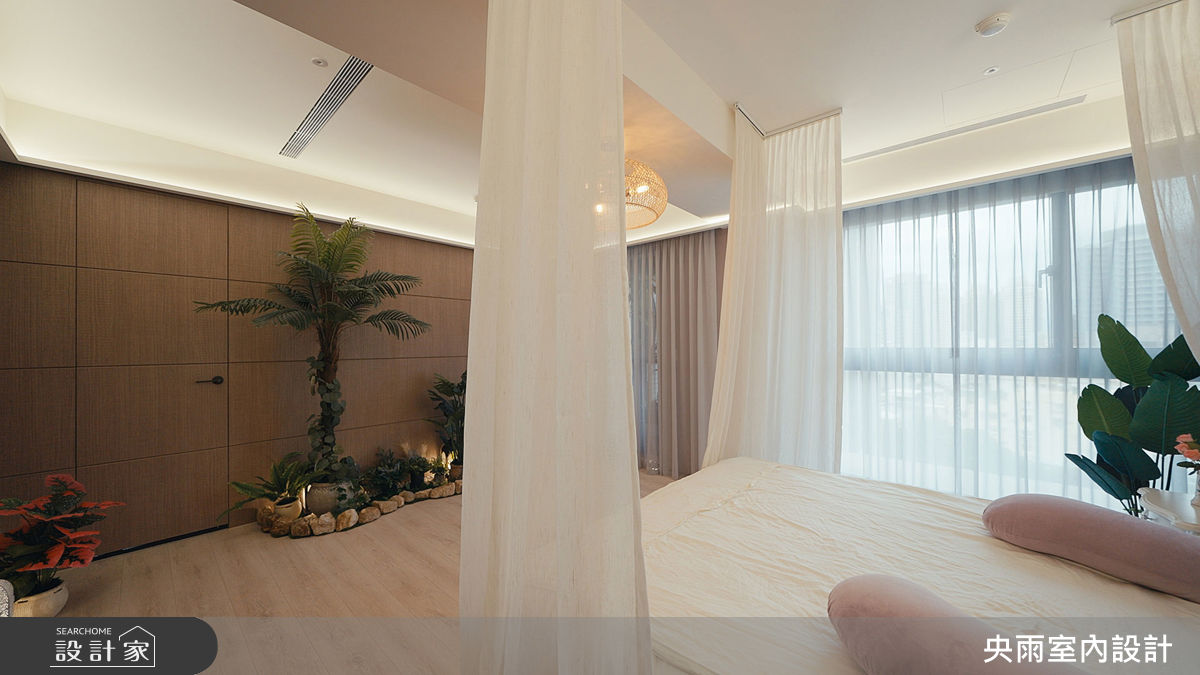 主臥室同樣採用南洋休閒風格,床鋪選用遮光薄紗布簾,兼顧隱密性與浪漫氛圍。