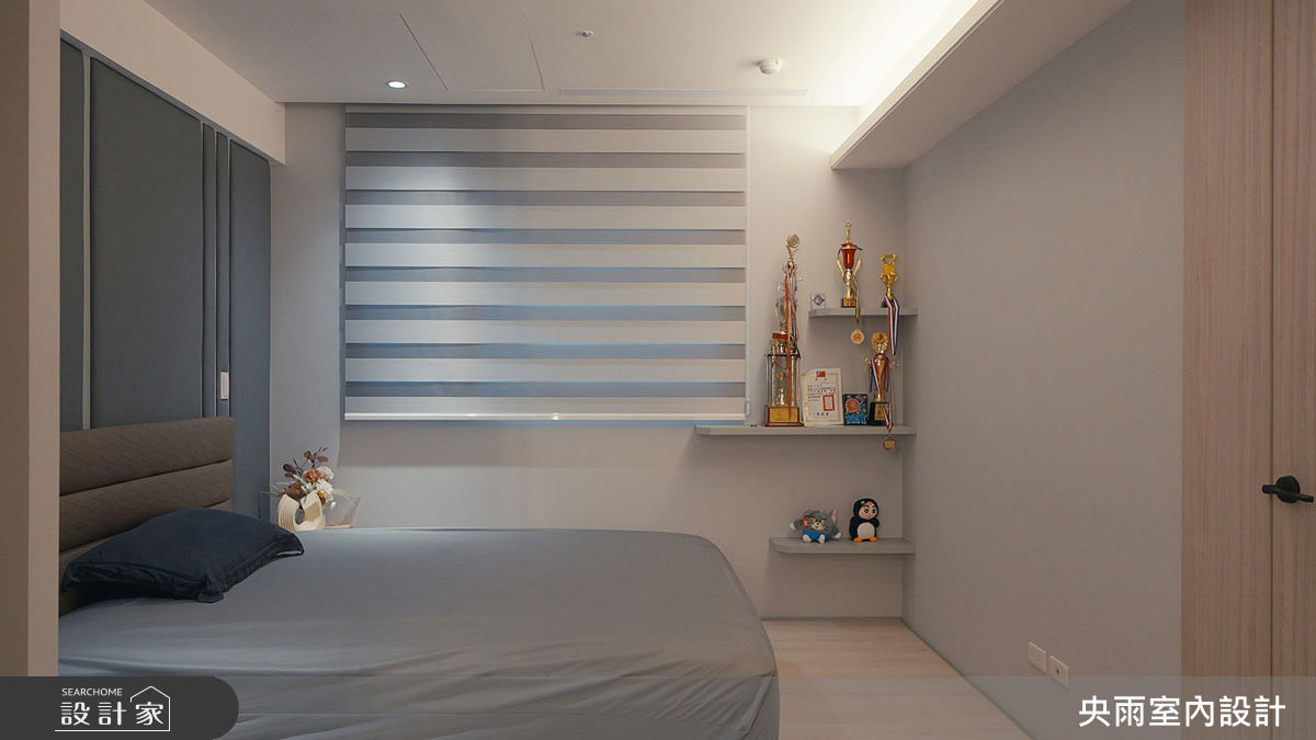兒子房以藍灰色為基底,搭配多功能展示架增加收納,創造出沈穩放鬆的空間。
