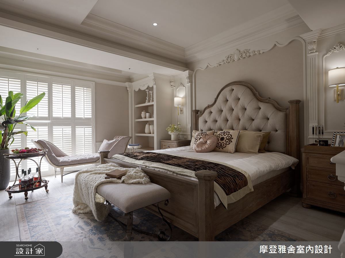 在公私領域皆可透過軟件、色調、植栽、花藝與家具擺件透露屋主的性格與品味，兩位設計師從前期基礎工程到後期軟裝服務皆親力親為，每一次挑選都是透過屋主、設計師與品牌三方合作的成果。