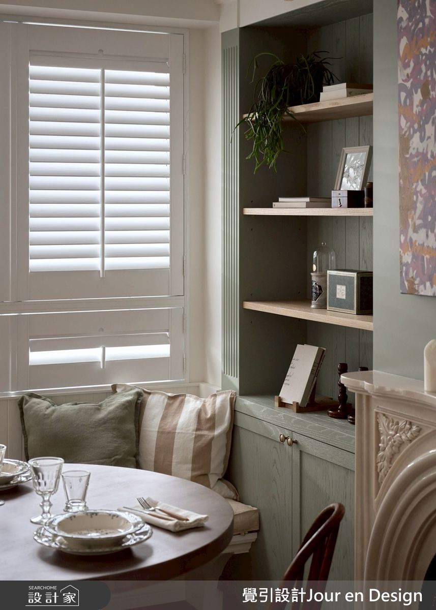 整體空間色彩以鼠尾草綠為主軸,搭配五金物件,呈現英式優雅風格。
