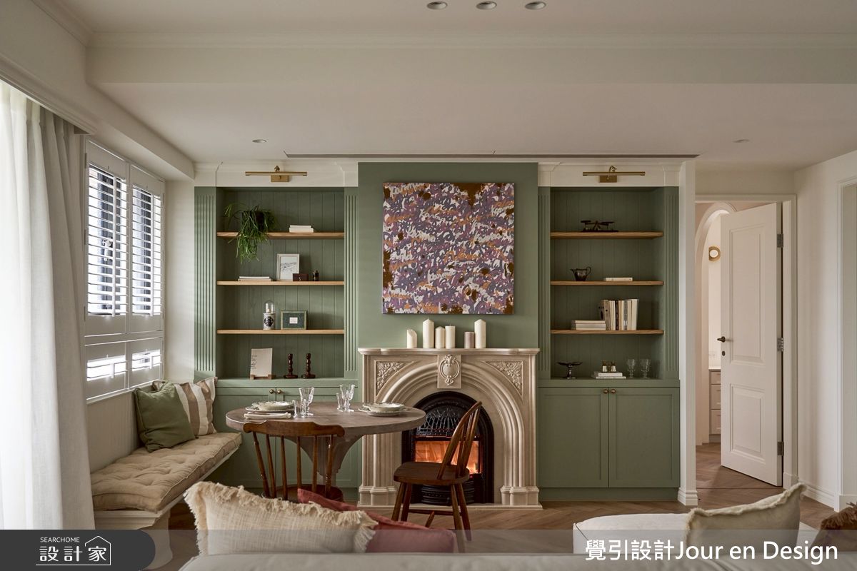 客廳捨棄傳統電視配置,改以書櫃與壁爐為焦點,打造溫潤的書香寓所。