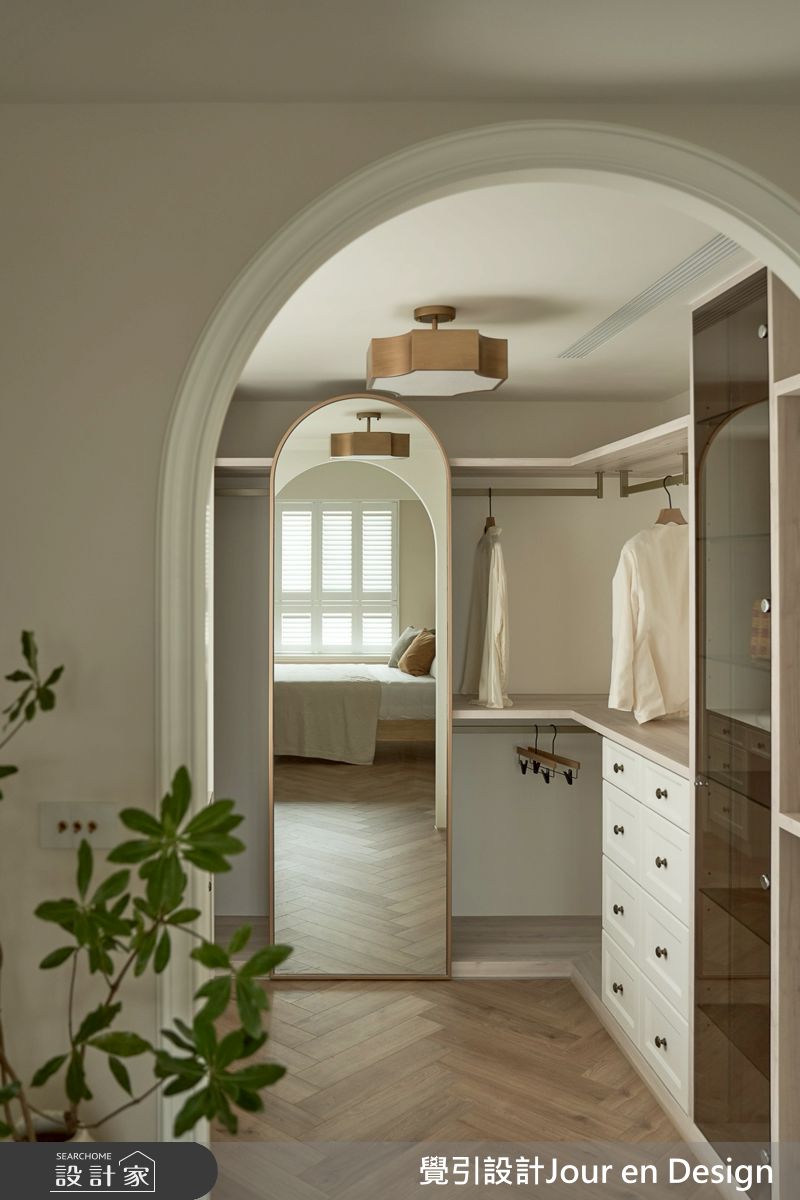 主臥室延續全室色調,植物和鳥類圖騰壁紙與木製床架相呼應,形塑舒適休息場域