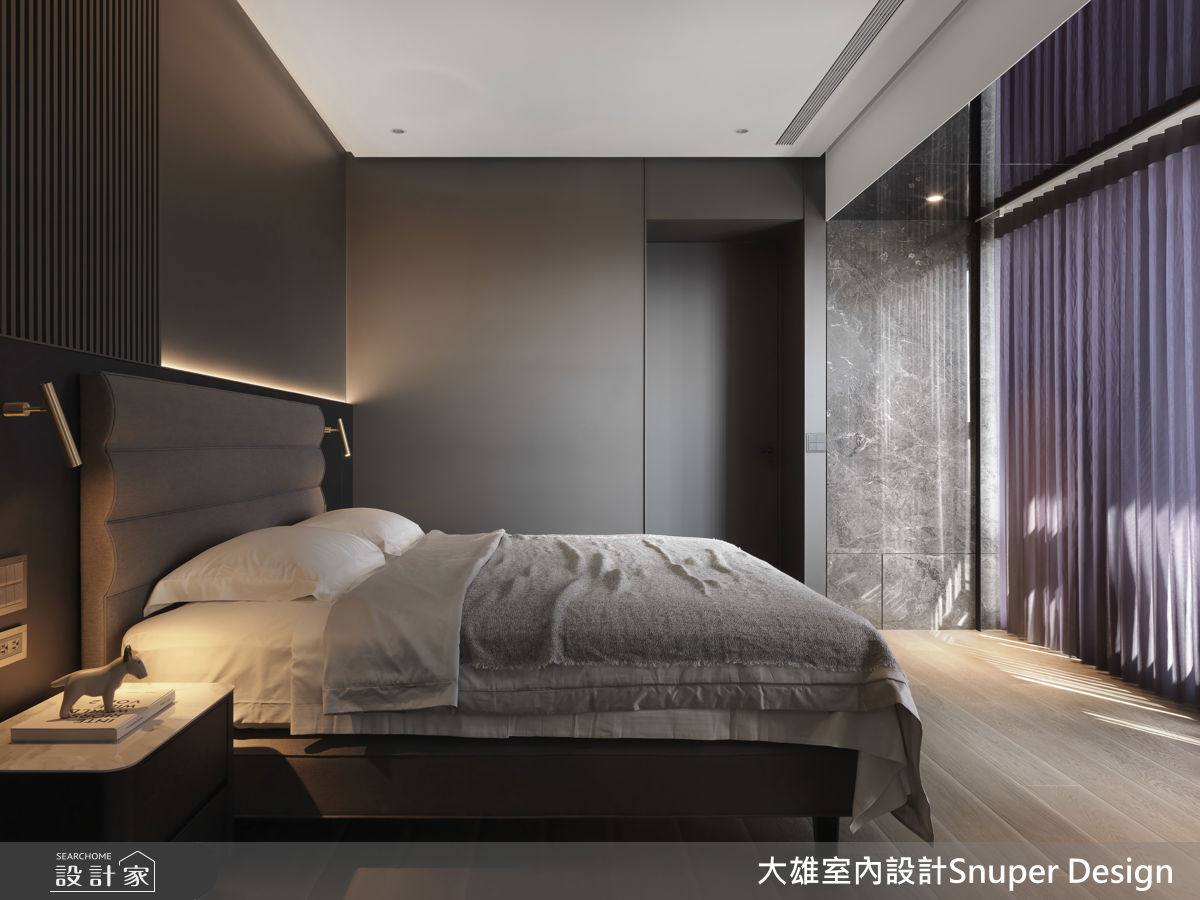 主臥室以沉穩色調為基底，營造安定的休憩氛圍，同時將床前樑體以鏡面包覆，能將整片綠園道風景延伸至室內。