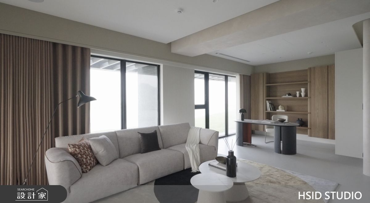 書房以胡桃木色背牆拉出層次，使工作區沉穩而不沉重。