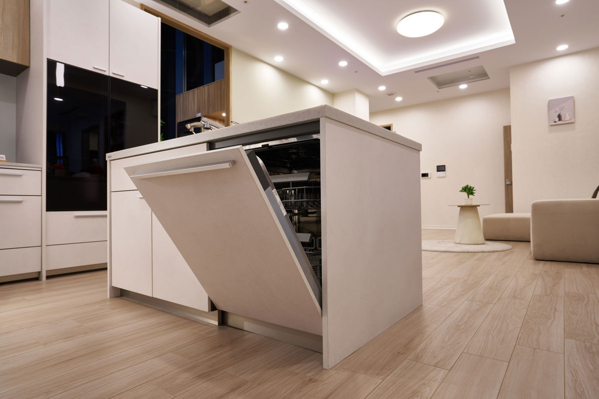 Panasonic 嵌入式自動洗碗機透過客製門板,能夠隱藏於櫥櫃裡,既保持視覺乾淨,又可以搭配各種廚房風格。