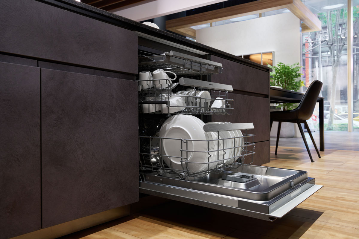 Panasonic 自動洗碗機擁有三層大容量設計,可一次清洗眾多碗盤,而且透過 nanoe™ X 與去殘水科技,讓碗盤能長效淨存 30 天,無異味。