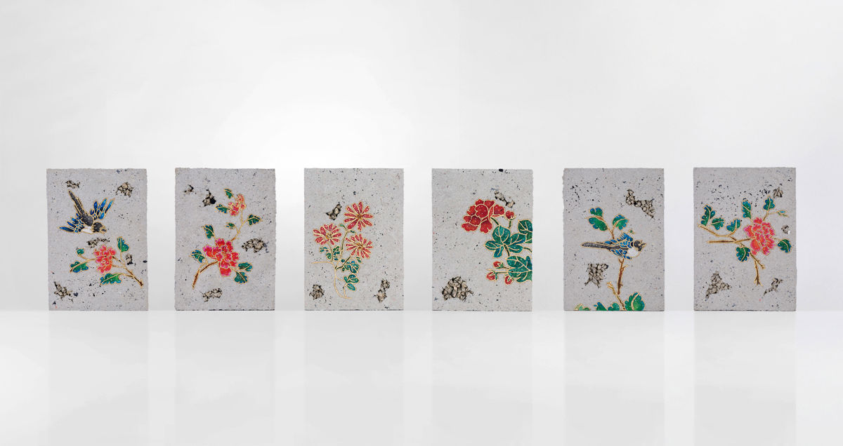 廖昭豪｜銅線磨石子寫生計畫-牡丹、菊、喜鵲｜紙漿、軟木片、金箔、發泡劑、木材｜單件 31.5 x 22 x 5.5 cm｜2025