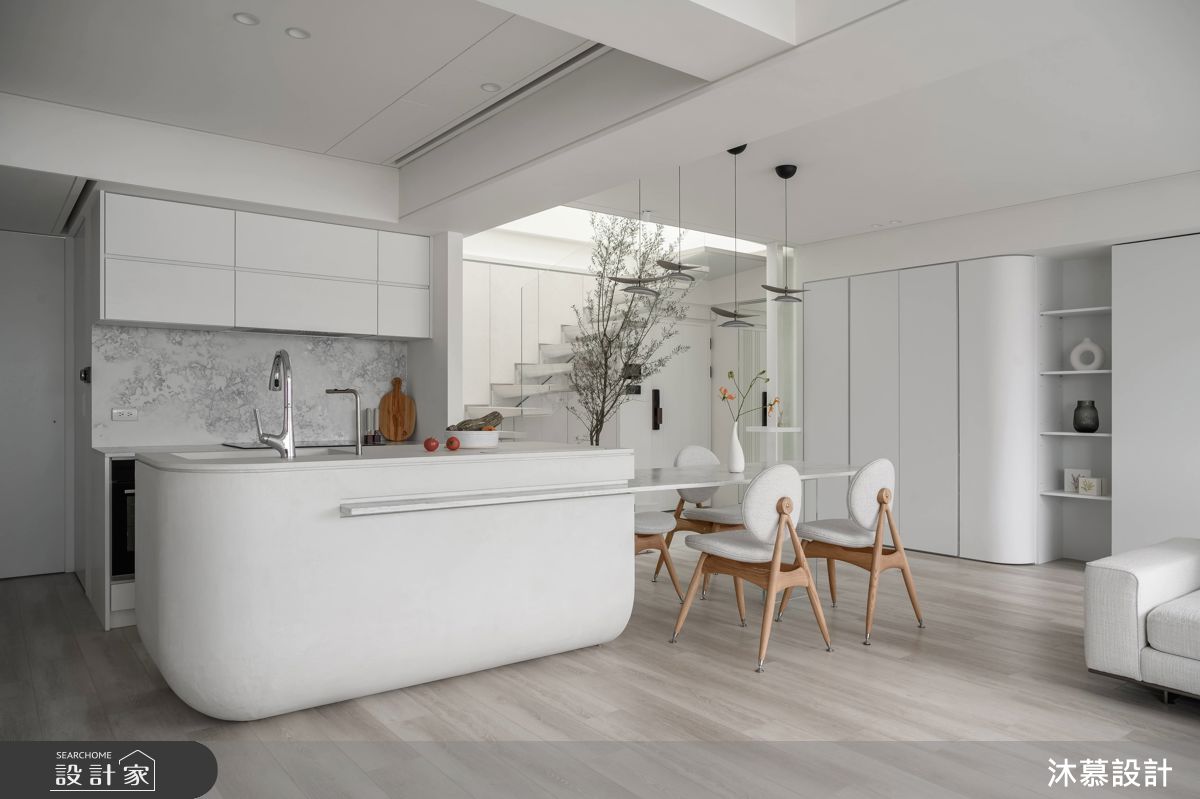 開放式公領域放大視覺效果，純白色系基調搭配格柵、烤漆等材質，打造多層次質感。