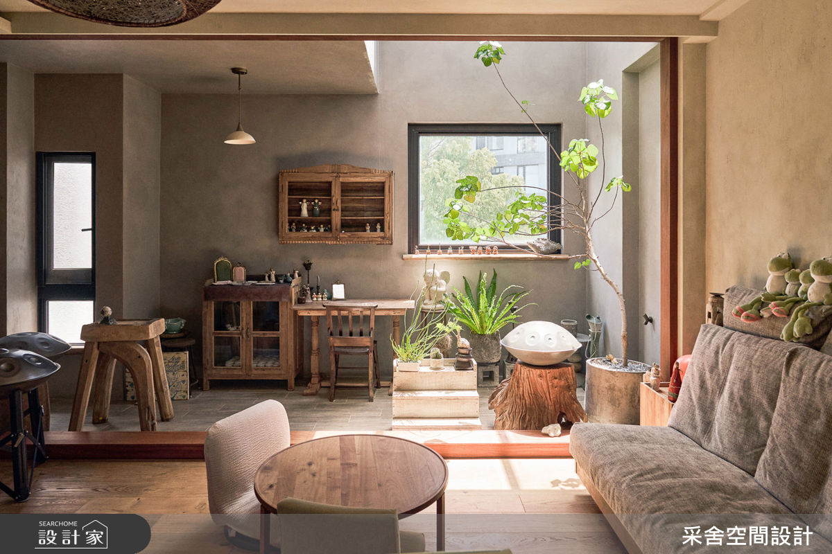 女屋主臥房結合天井設計，讓光源自然散落