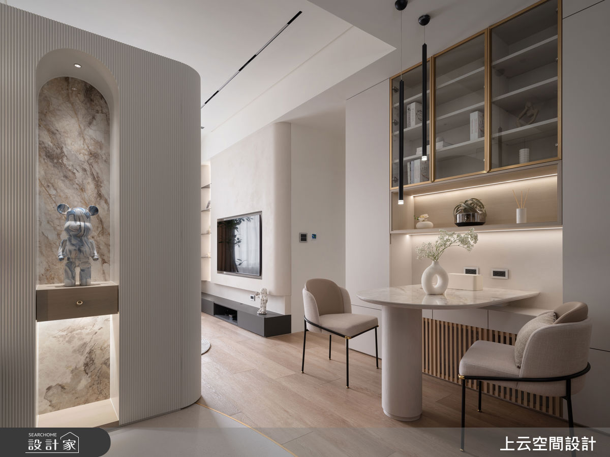 一進門以大曲度弧形線條劃分落塵區,搭配屏風拉開回家的儀式感,同時修飾動線、化解穿堂問題。