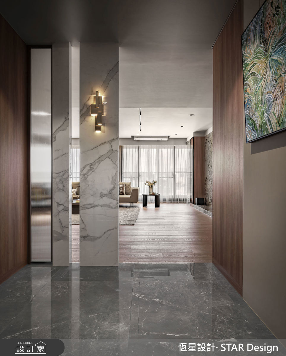 大理石屏風搭配透明格柵,讓光線自然引入空間。