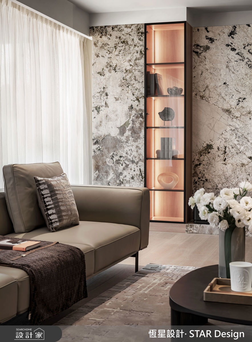 客廳電視主牆選用帶有翠綠色彩的大面奢石,營造優雅奢華氛圍。