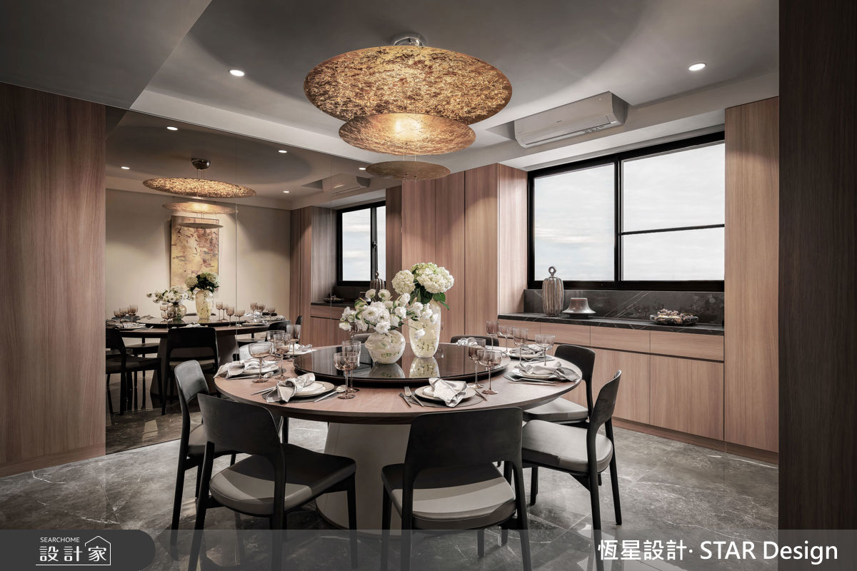 十人座圓桌滿足宴客需求,金黃色造型吊燈增添華麗感受。