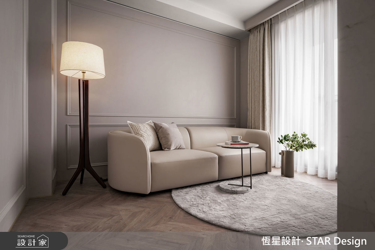 主臥室採美式風格,床尾規劃半牆高的大理石電視牆,劃分小客廳區域。