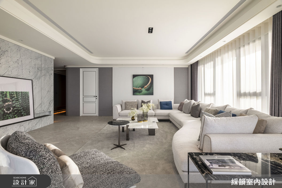 開放式公領域將客餐廳、廚房串連，並以奢石鋪陳、鍍鈦金屬點綴，烘托奢華氛圍。