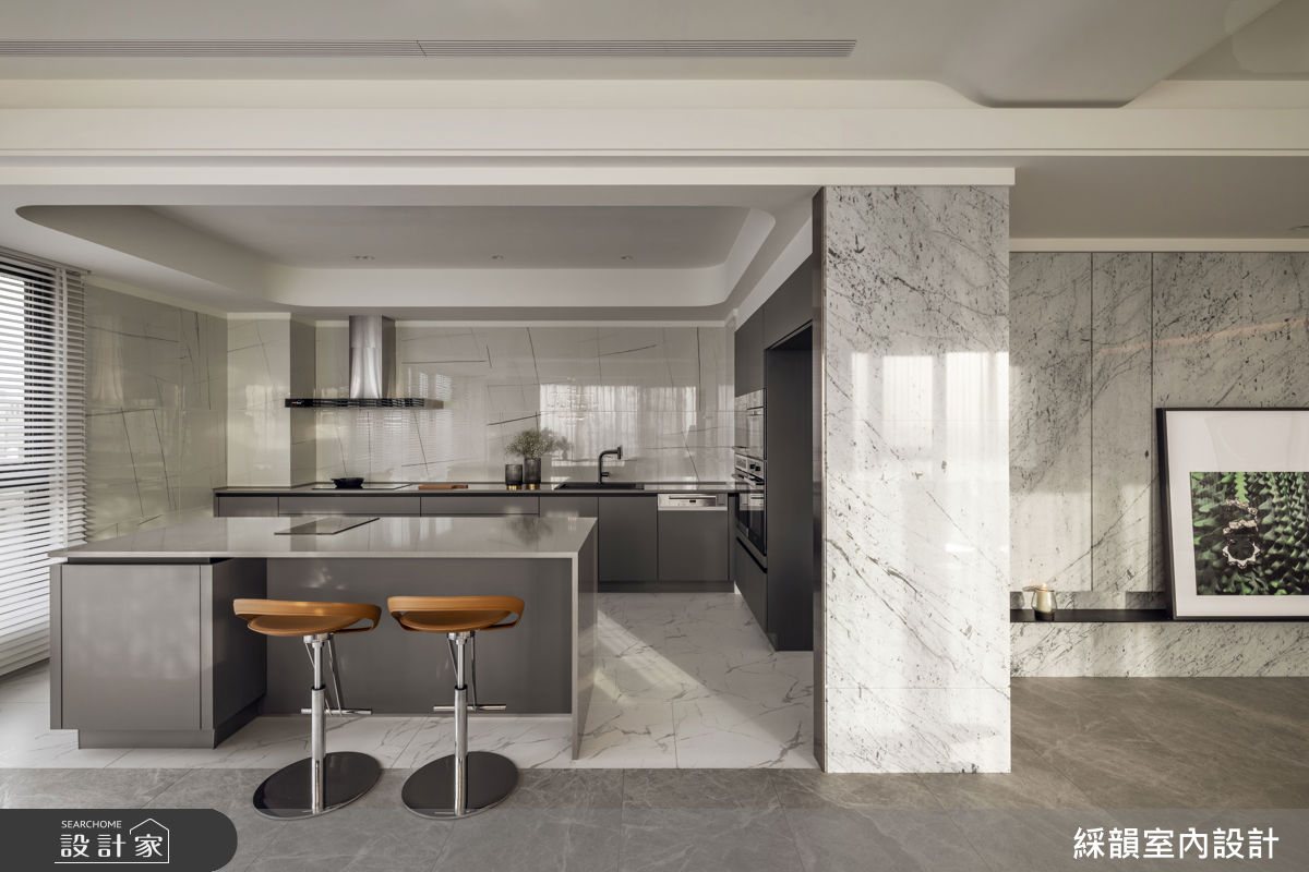 開放式廚房串聯石材圓桌，讓料理和宴客的動線自然流暢。