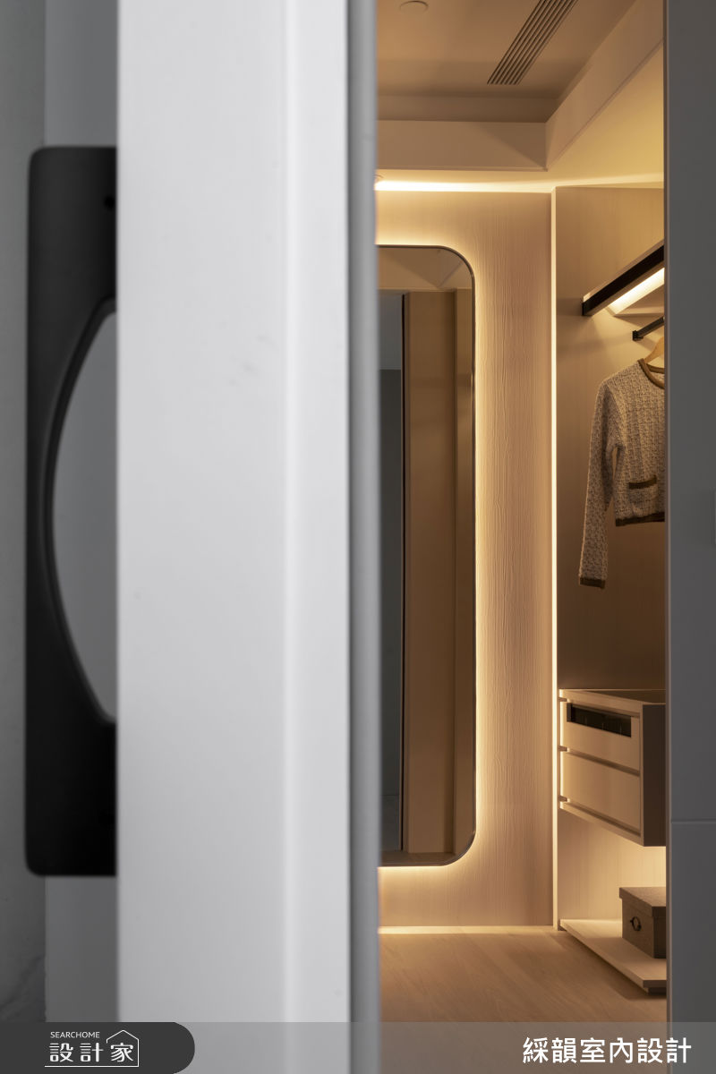 主臥規劃兩處更衣區域，兼顧收納和展示機能。