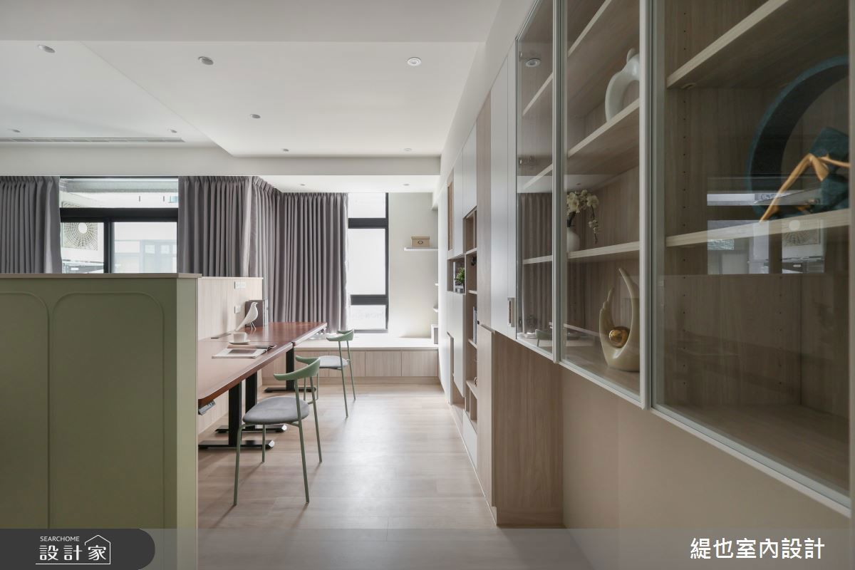 樑下設計的量體整合貓跳台、層架與書櫃，不僅滿足收納與展示書籍、收藏品的需求，也讓愛貓自由穿梭