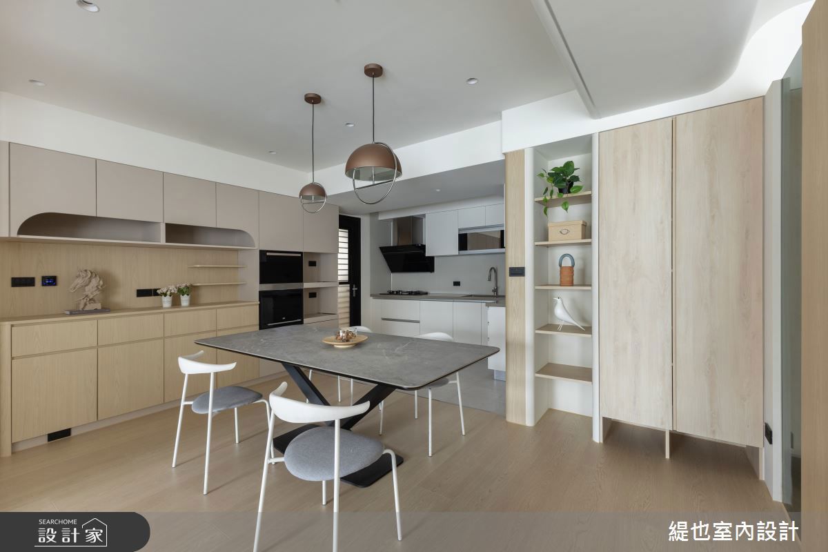 收納採木作結合系統櫃，修飾圓角並滿足海量收納，一舉兩得